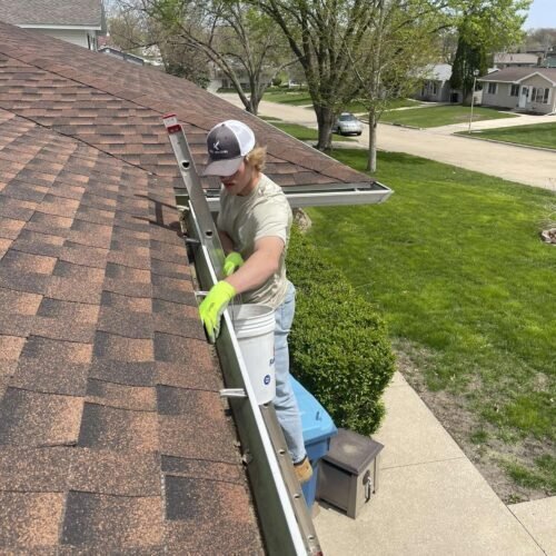 Gutter cleaning in Cedar Falls, IA